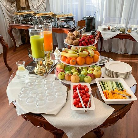 Gregory Boutique Hotel Chişinǎu Buitenkant foto A buffet at a hotel