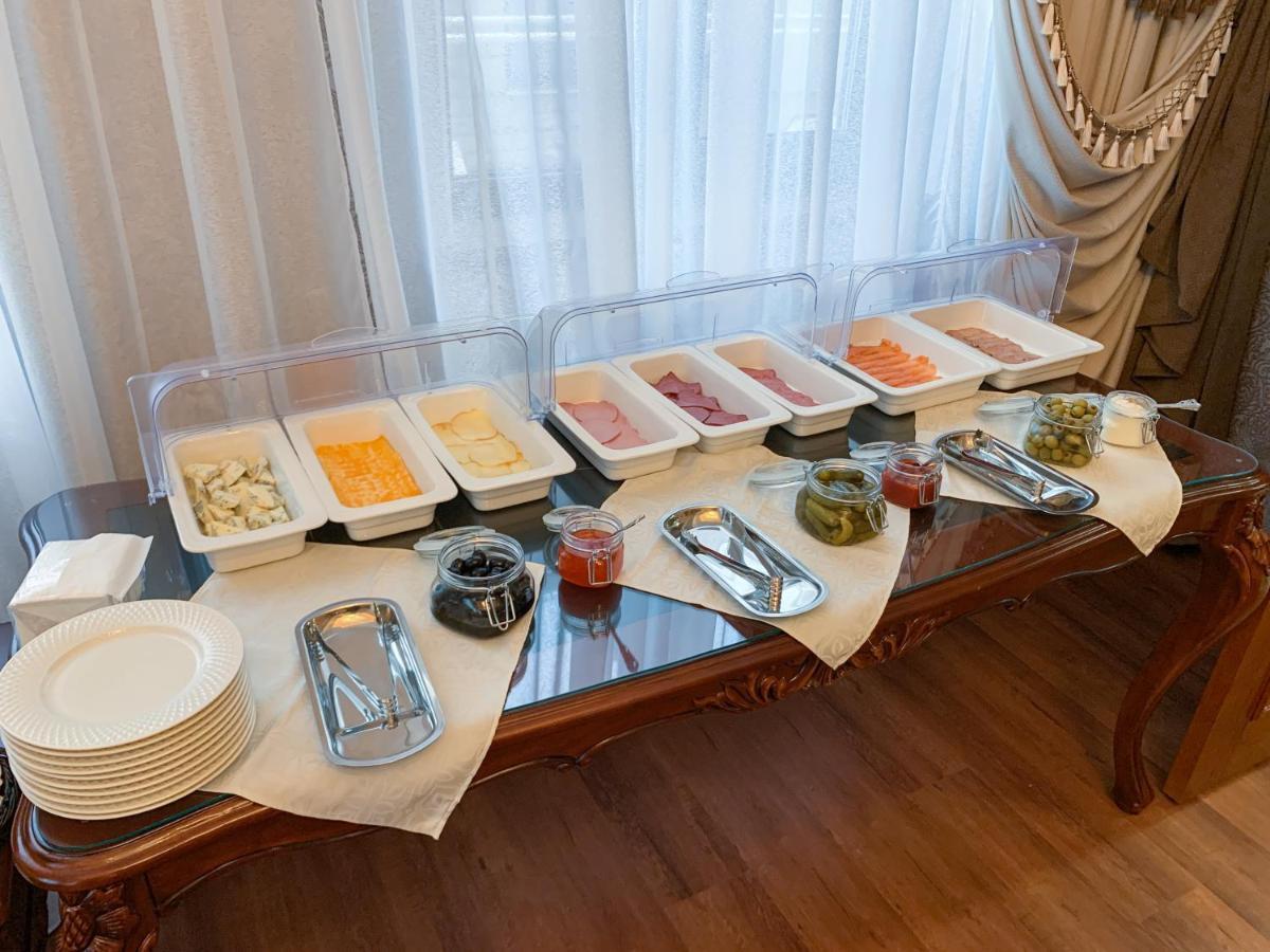 Gregory Boutique Hotel Chişinǎu Buitenkant foto A buffet at a hotel
