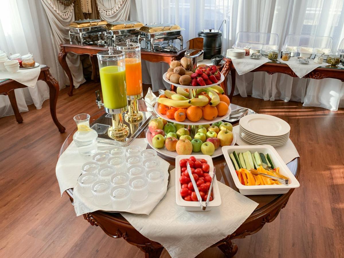 Gregory Boutique Hotel Chişinǎu Buitenkant foto A buffet at a hotel