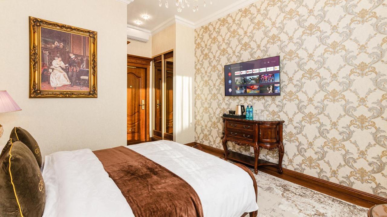 Gregory Boutique Hotel Chişinǎu Buitenkant foto A room at the hotel