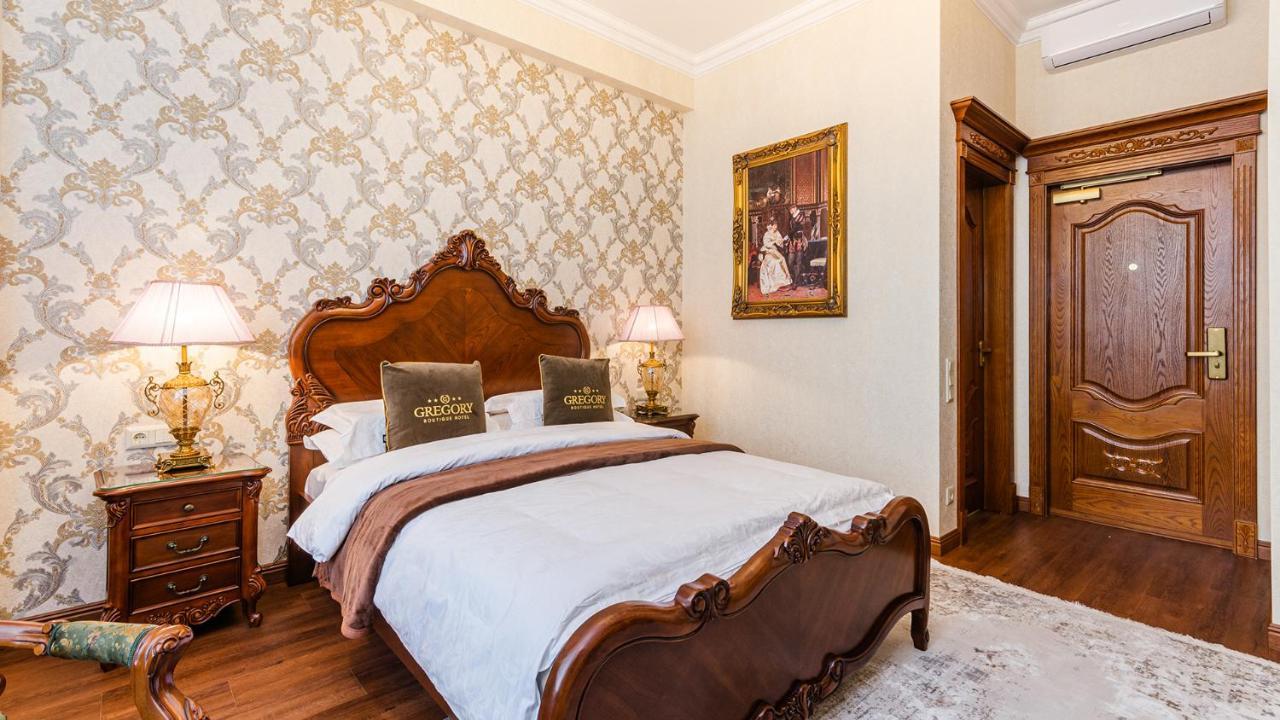 Gregory Boutique Hotel Chişinǎu Buitenkant foto A bedroom at the hotel
