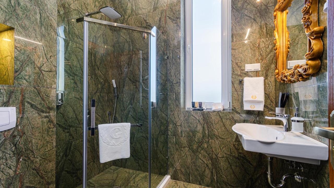 Gregory Boutique Hotel Chişinǎu Buitenkant foto A shower enclosure