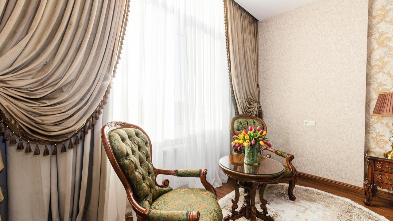 Gregory Boutique Hotel Chişinǎu Buitenkant foto Curtains