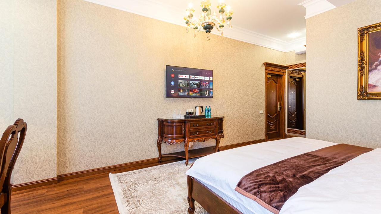 Gregory Boutique Hotel Chişinǎu Buitenkant foto A room at the hotel