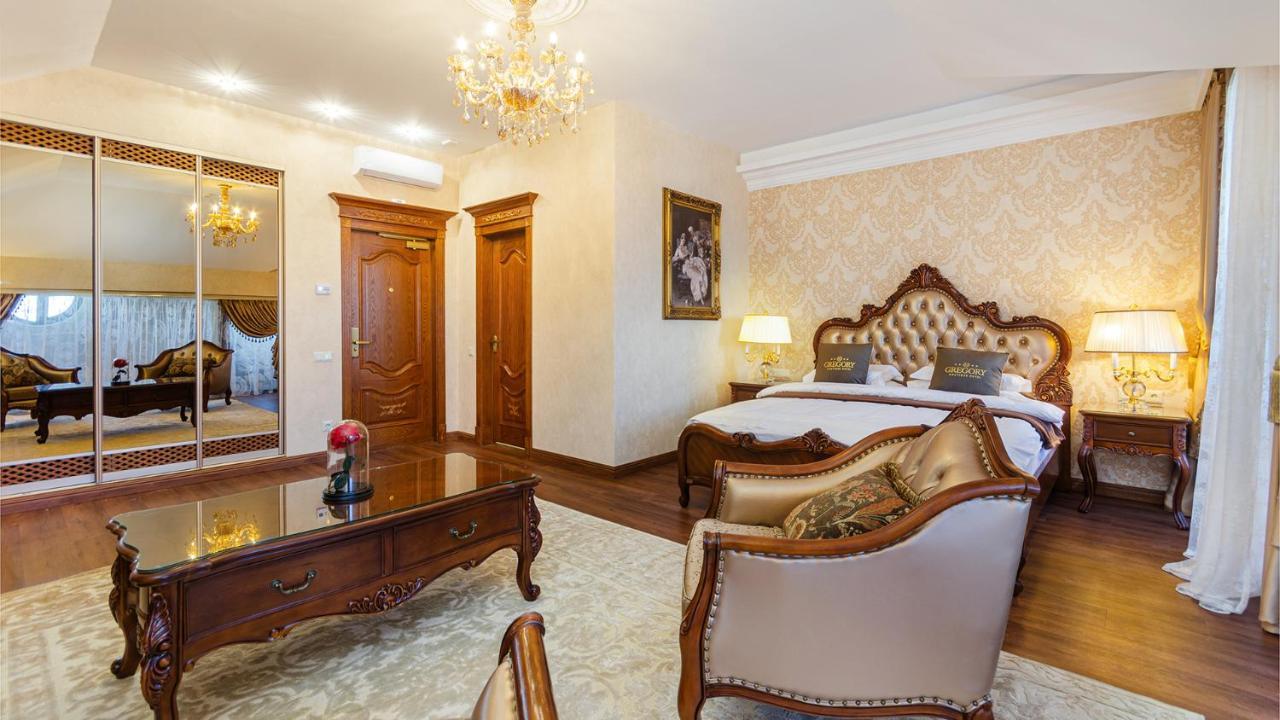 Gregory Boutique Hotel Chişinǎu Buitenkant foto A bedroom at the hotel