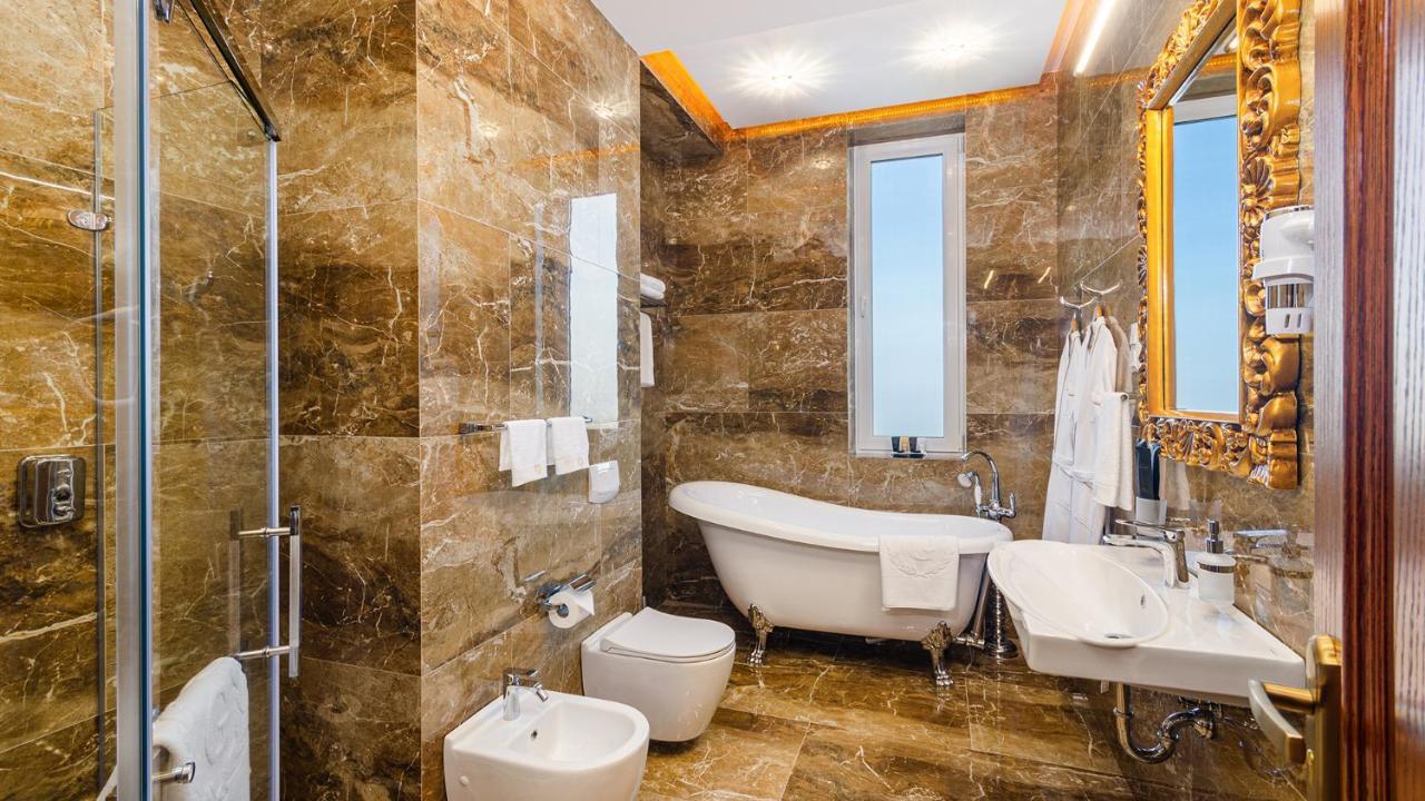 Gregory Boutique Hotel Chişinǎu Buitenkant foto Bathroom