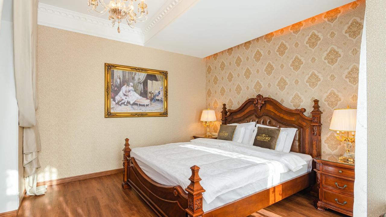 Gregory Boutique Hotel Chişinǎu Buitenkant foto A bedroom at the hotel