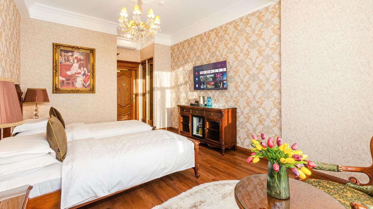 Gregory Boutique Hotel Chişinǎu Buitenkant foto A room at the hotel