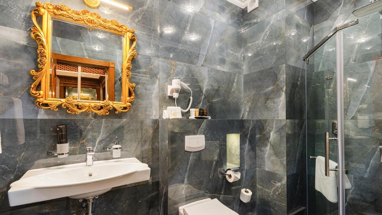 Gregory Boutique Hotel Chişinǎu Buitenkant foto Bathroom with marble walls