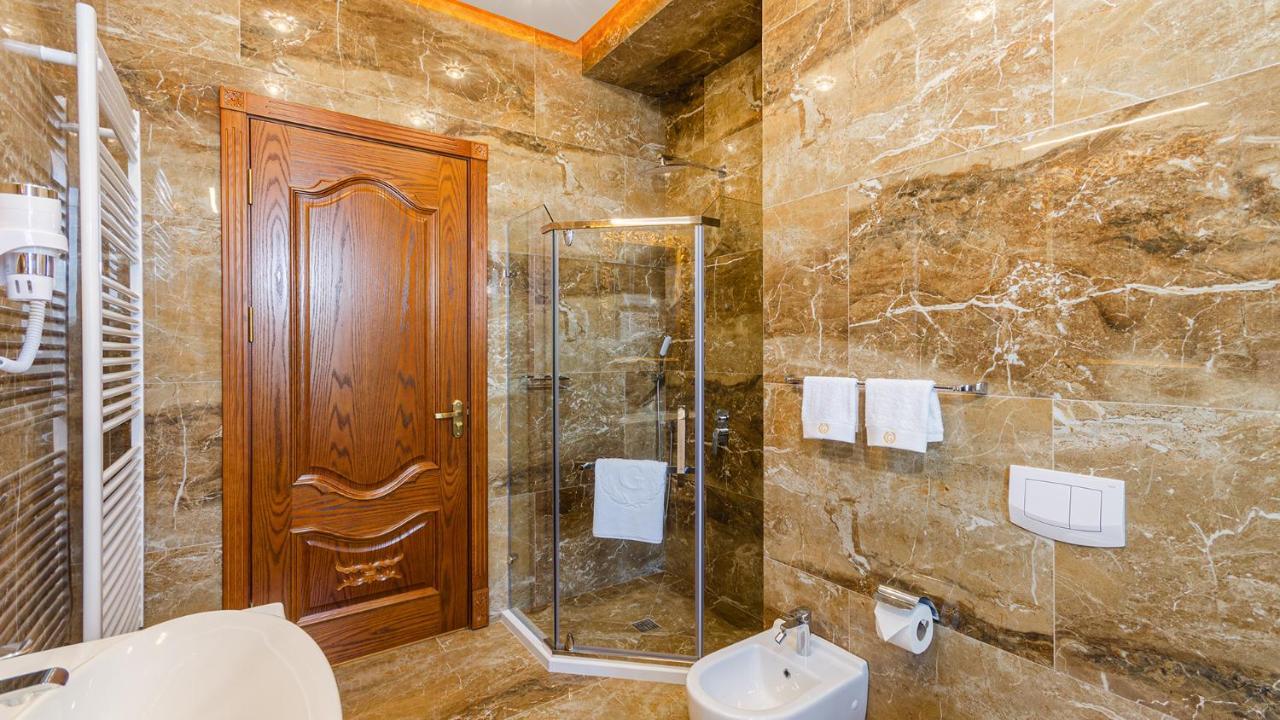 Gregory Boutique Hotel Chişinǎu Buitenkant foto A shower enclosure