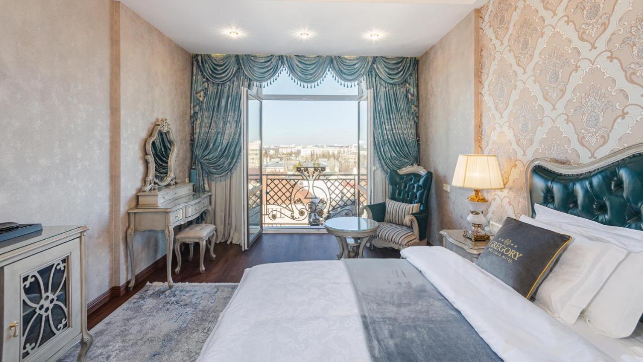 Gregory Boutique Hotel Chişinǎu Buitenkant foto A room at the hotel