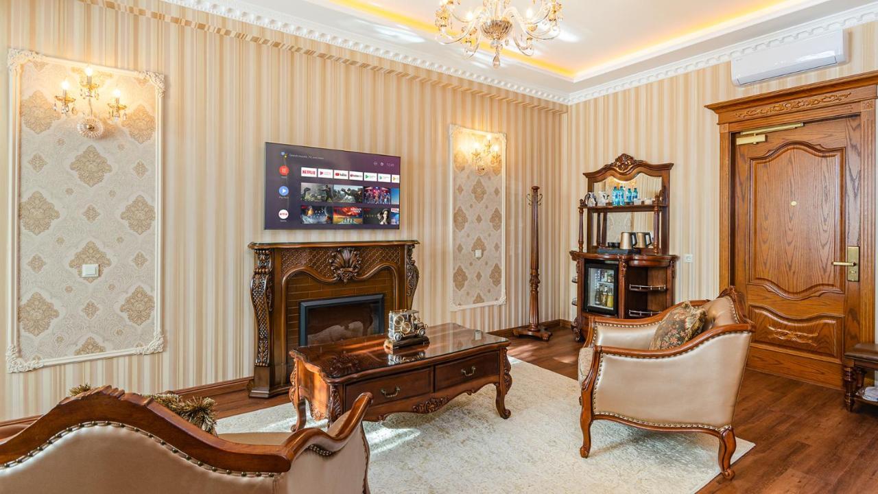 Gregory Boutique Hotel Chişinǎu Buitenkant foto A living room with a fireplace