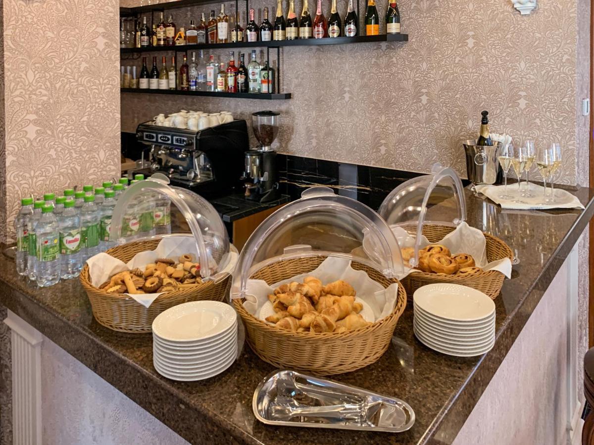 Gregory Boutique Hotel Chişinǎu Buitenkant foto A buffet at a hotel